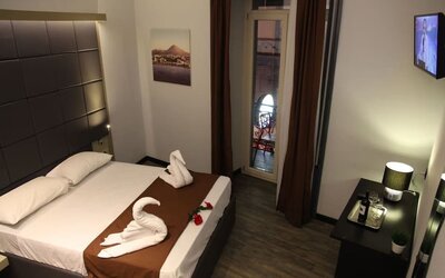 Comfortable double room with balcony access and modern furnishings at Dolce Vita Rooms & Breakfast.