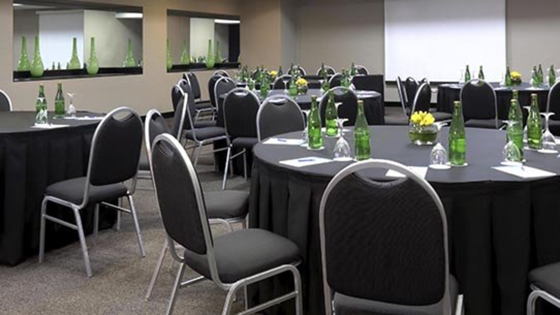 Flexible meeting and event space with banquet seating, round tables and conference facilities at NH Buenos Aires 9 De Julio.