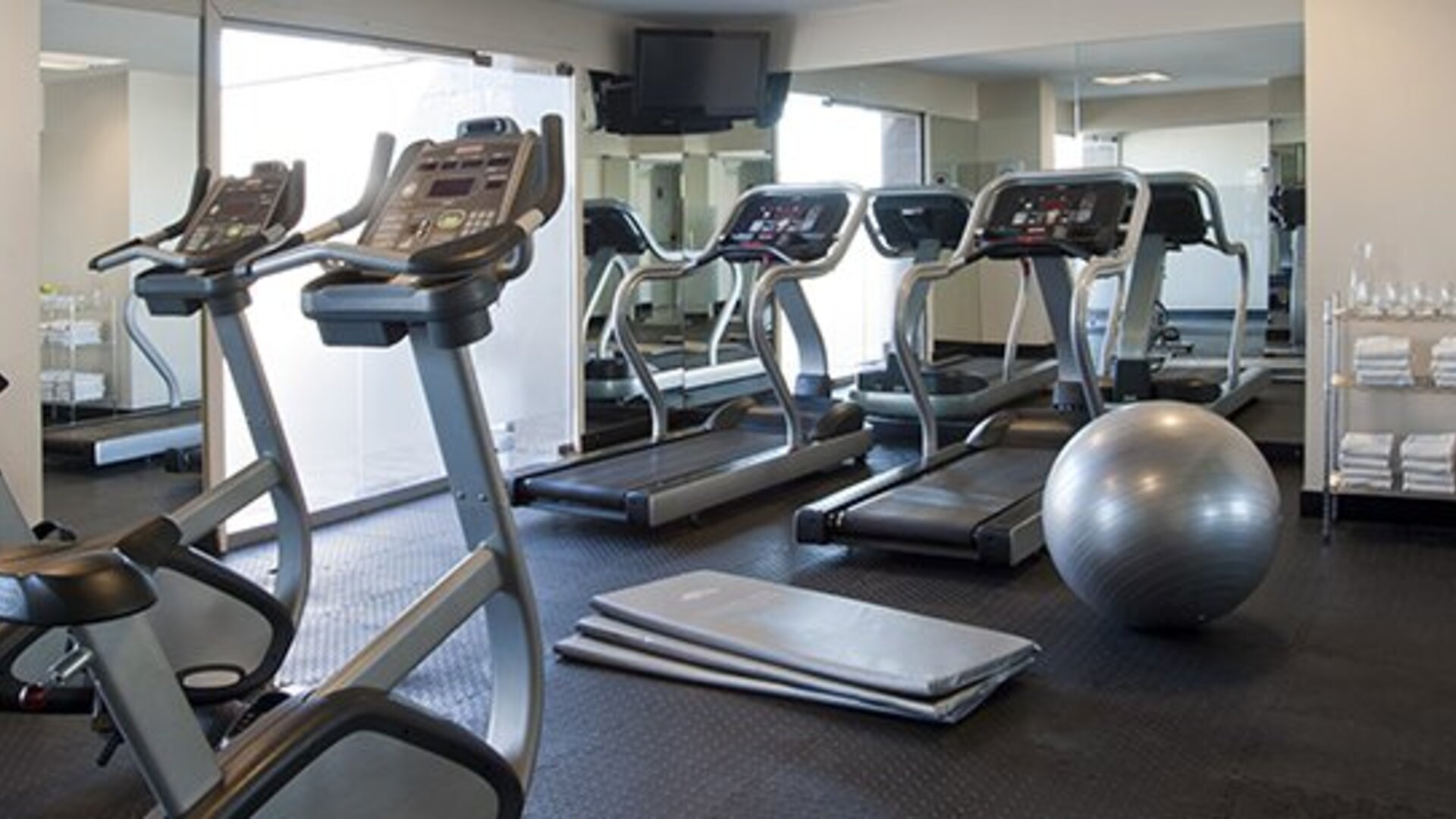 Fully equipped fitness center with cardio machines, free weights and exercise equipment at NH Buenos Aires 9 De Julio.