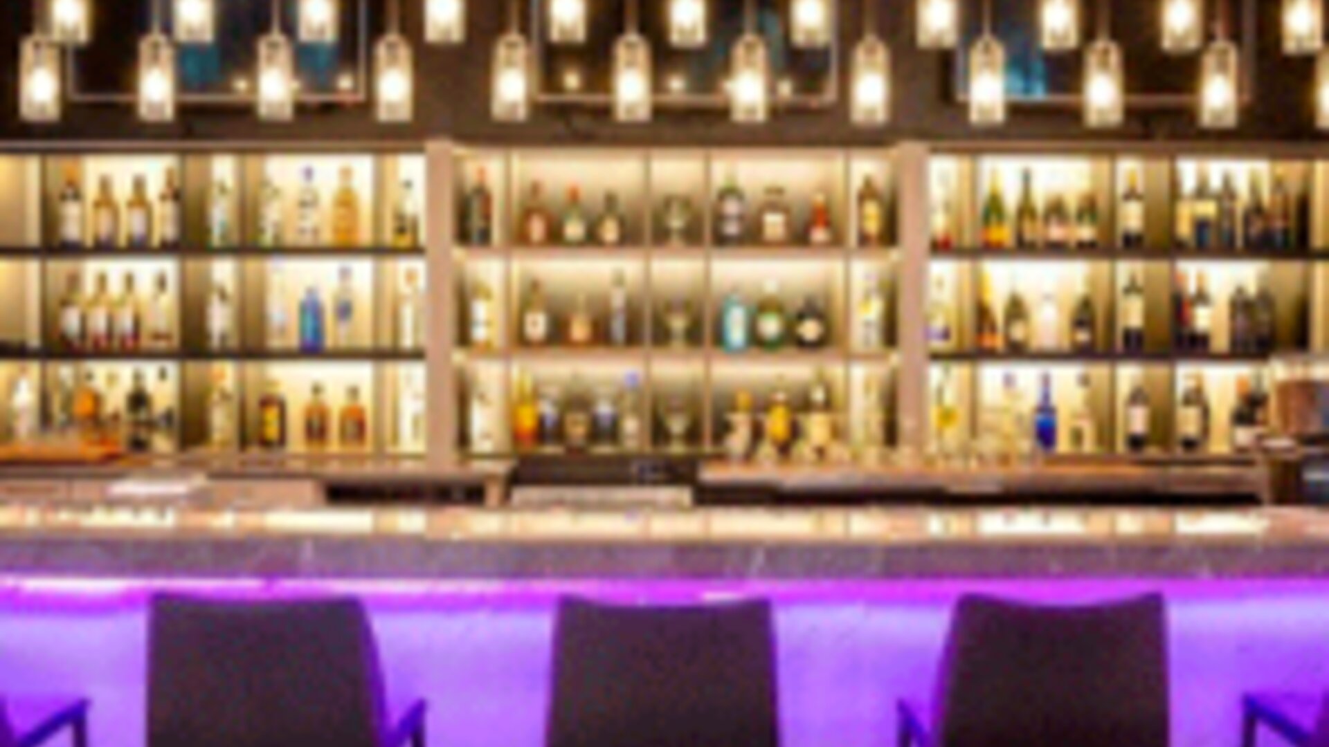 Stylish hotel bar featuring premium spirits, contemporary seating and ambient lighting at Crowne Plaza Panama.