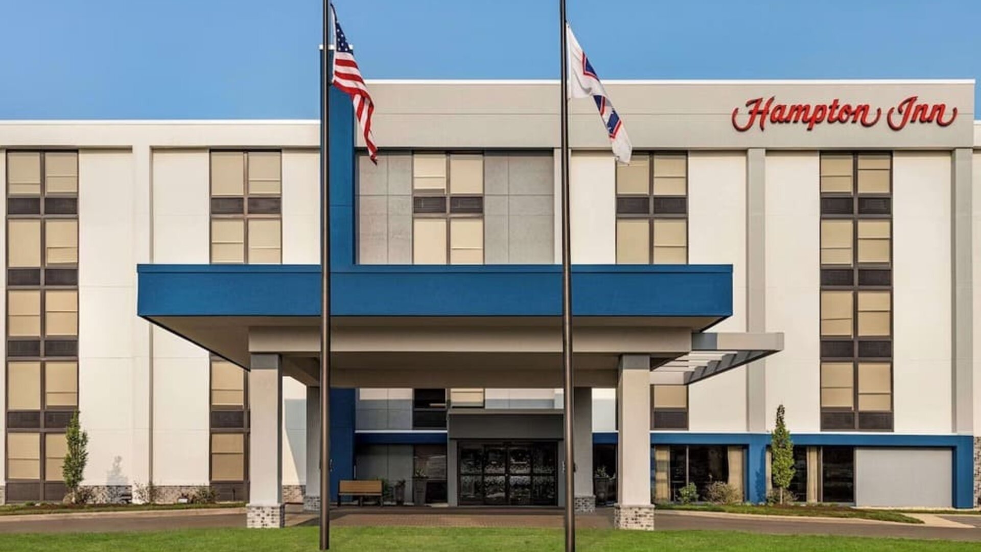Exterior view of Hampton Inn Chicago O'Hare showcasing the hotel entrance, covered porte-cochère and contemporary façade.