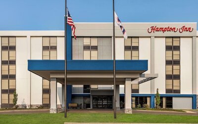 Exterior view of Hampton Inn Chicago O'Hare showcasing the hotel entrance, covered porte-cochère and contemporary façade.