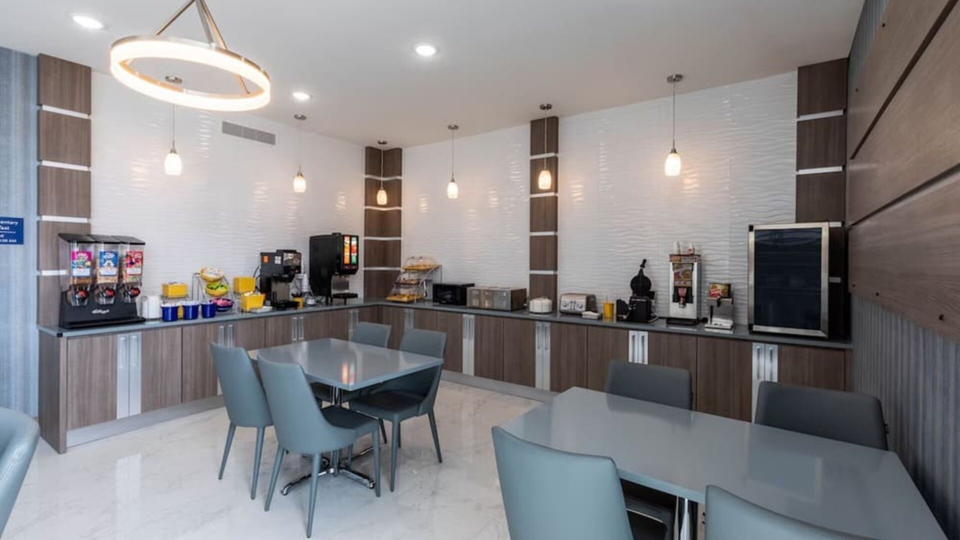 Breakfast and dining area at Days Inn & Suites By Wyndham Downtown/University Of Houston featuring dining tables, beverage stations and breakfast facilities.