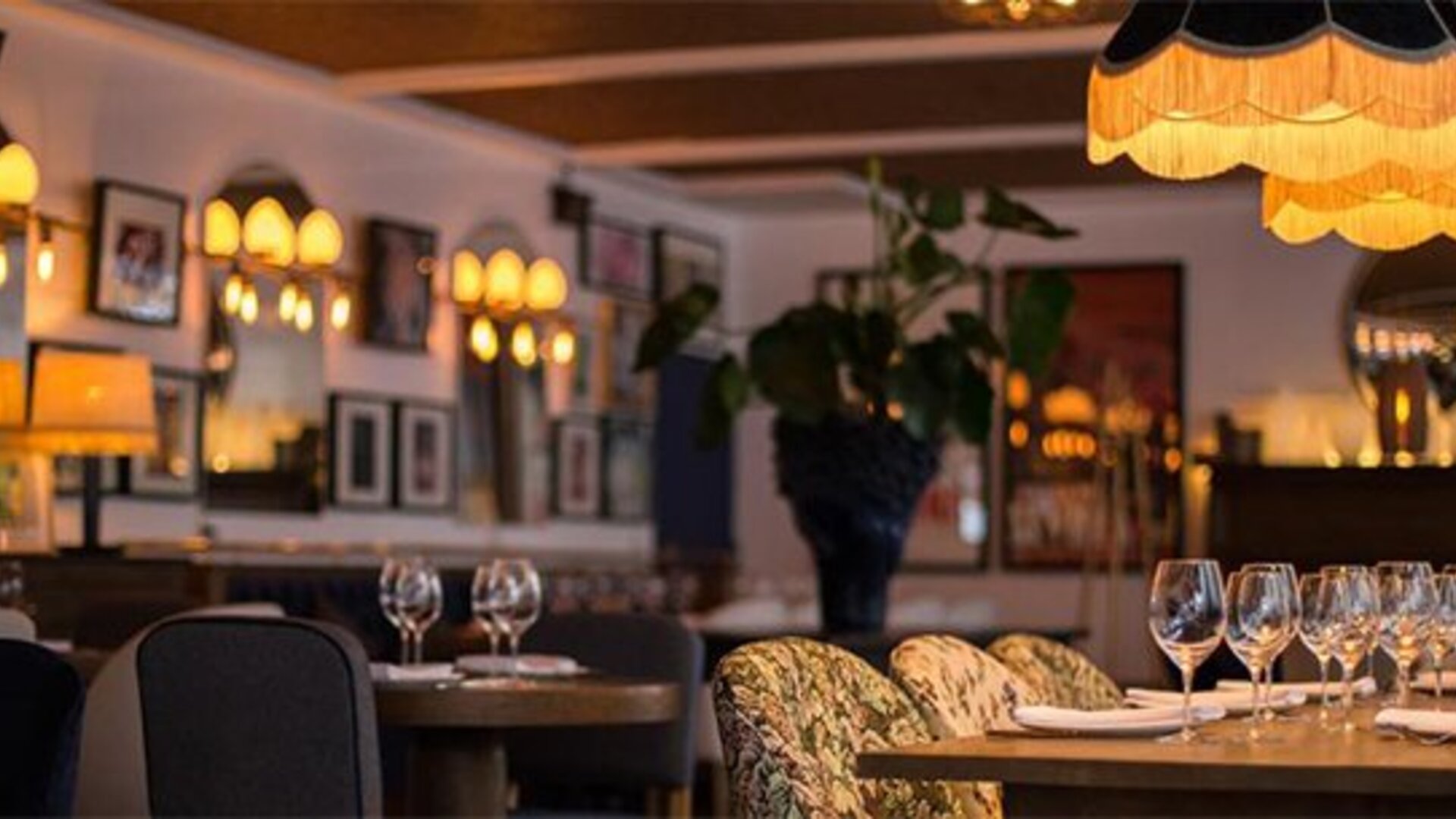 Dining space at Hotel Pulitzer Buenos Aires featuring warmly lit tables, decorative pendant lamps and sophisticated furnishings.