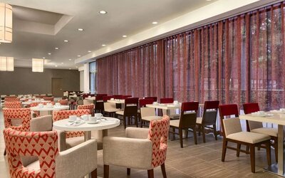 Dining area at the Double Tree Toronto Airport West.