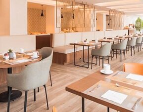 Restaurant at NH Collection Mexico City Centro Histórico featuring modern dining tables, comfortable seating and bright contemporary interiors.