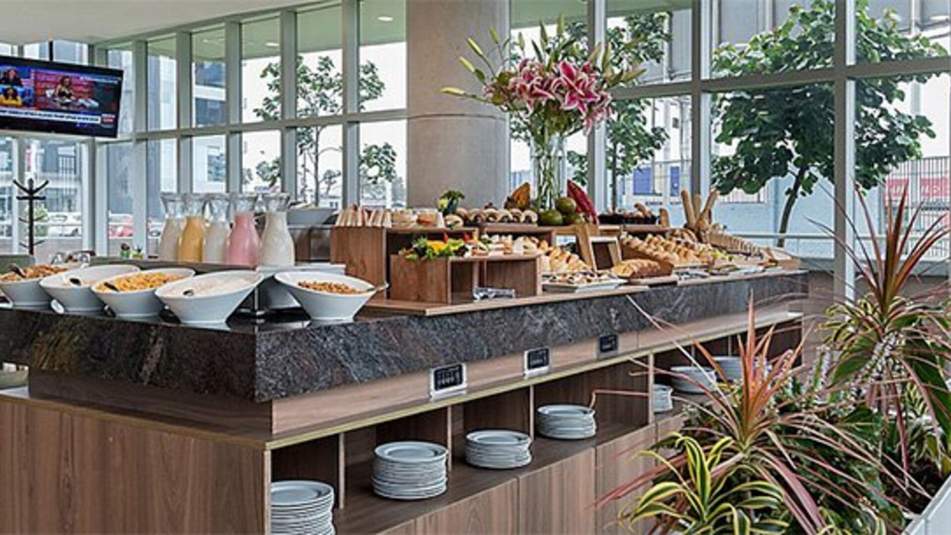 Breakfast buffet at Holiday Inn Lima Airport featuring cereals, pastries, beverages and fresh food selections.