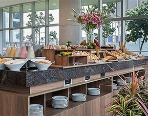 Breakfast buffet at Holiday Inn Lima Airport featuring cereals, pastries, beverages and fresh food selections.