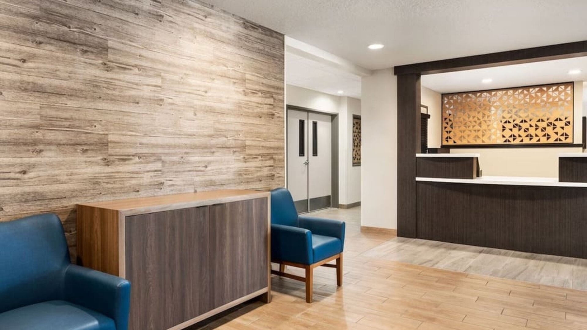 Welcoming lobby featuring contemporary seating, wood-inspired décor and a reception area designed for guest convenience at Candlewood Suites Meridian.
