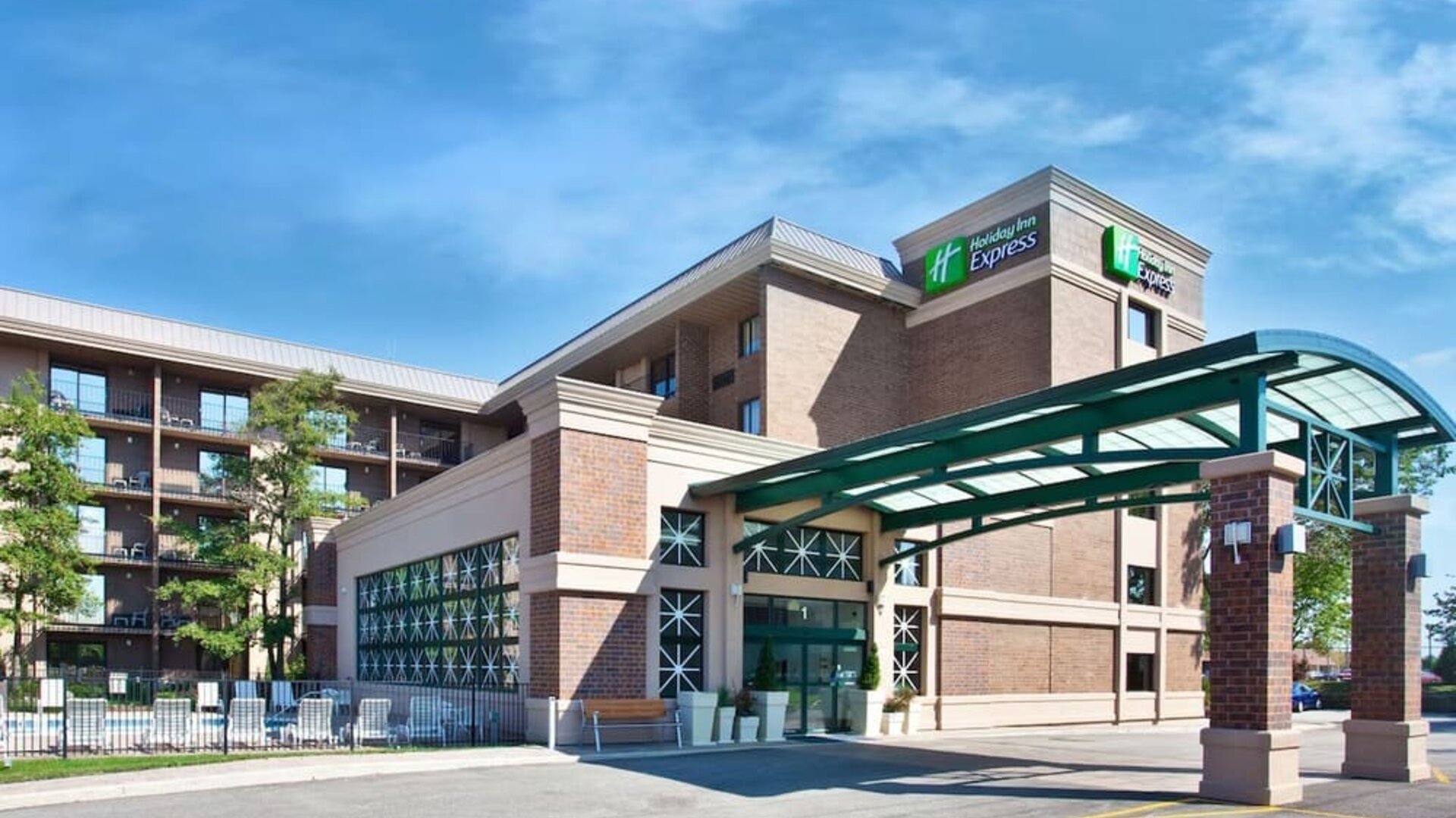Exterior view showcasing the hotel's entrance, covered porte cochère, and contemporary architecture at Holiday Inn Express Rolling Meadows-Schaumburg.