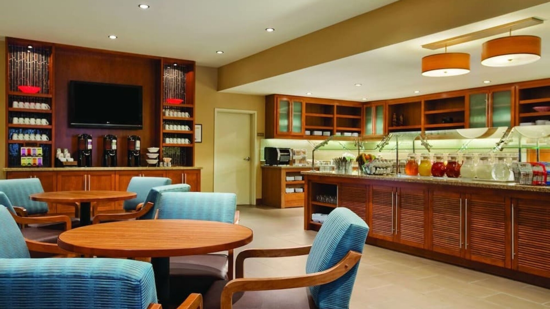 Bright dining area featuring comfortable seating, beverage stations, and a breakfast buffet counter at Hyatt Place San Jose Downtown.