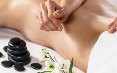Spa treatment featuring a relaxing back massage with hot stones at Múcura Hotel & Spa.