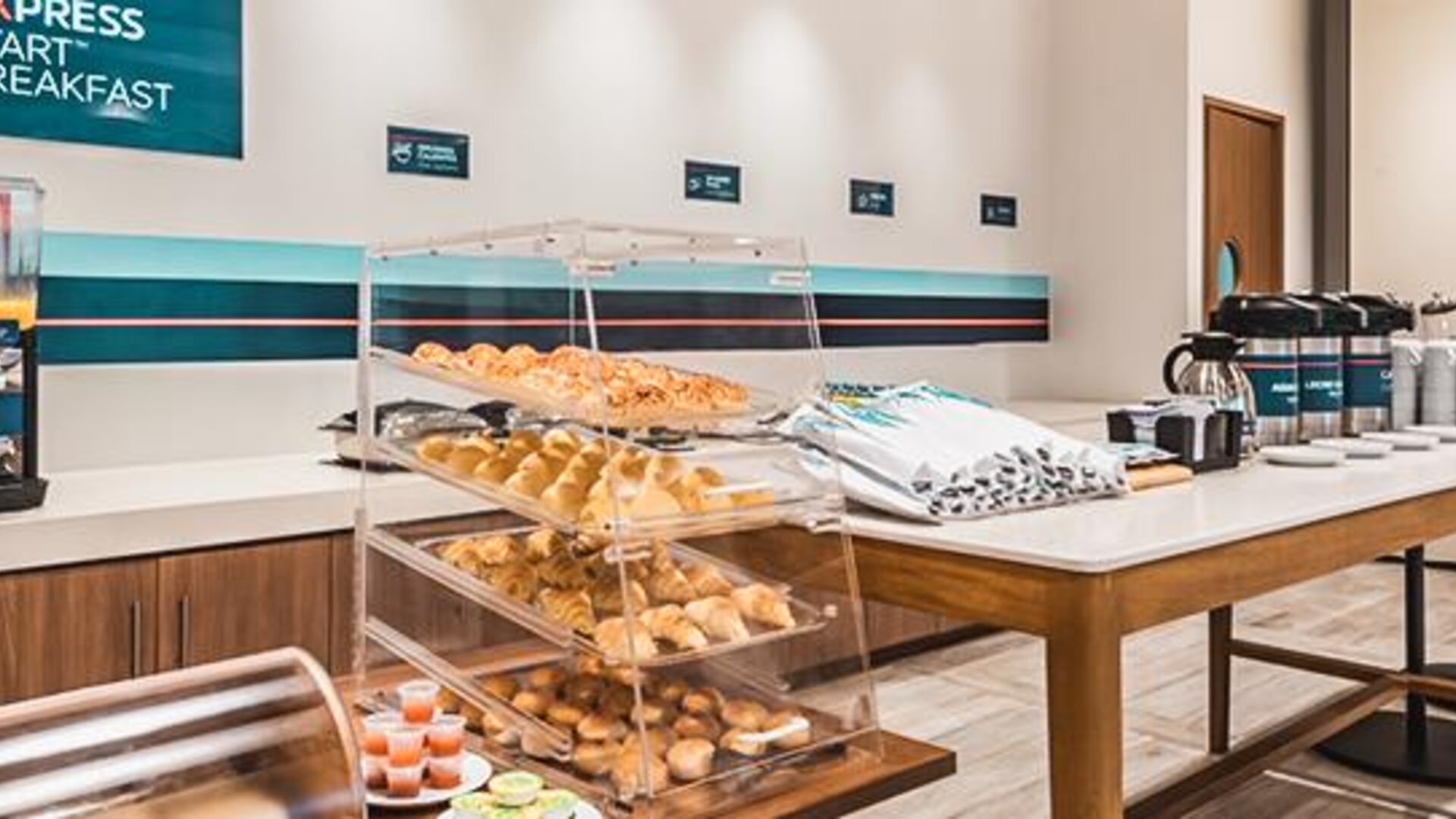 Express Start breakfast station featuring assorted pastries, beverages, and convenient grab-and-go options at Holiday Inn Express Cartagena Manga.