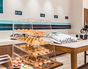 Express Start breakfast station featuring assorted pastries, beverages, and convenient grab-and-go options at Holiday Inn Express Cartagena Manga.