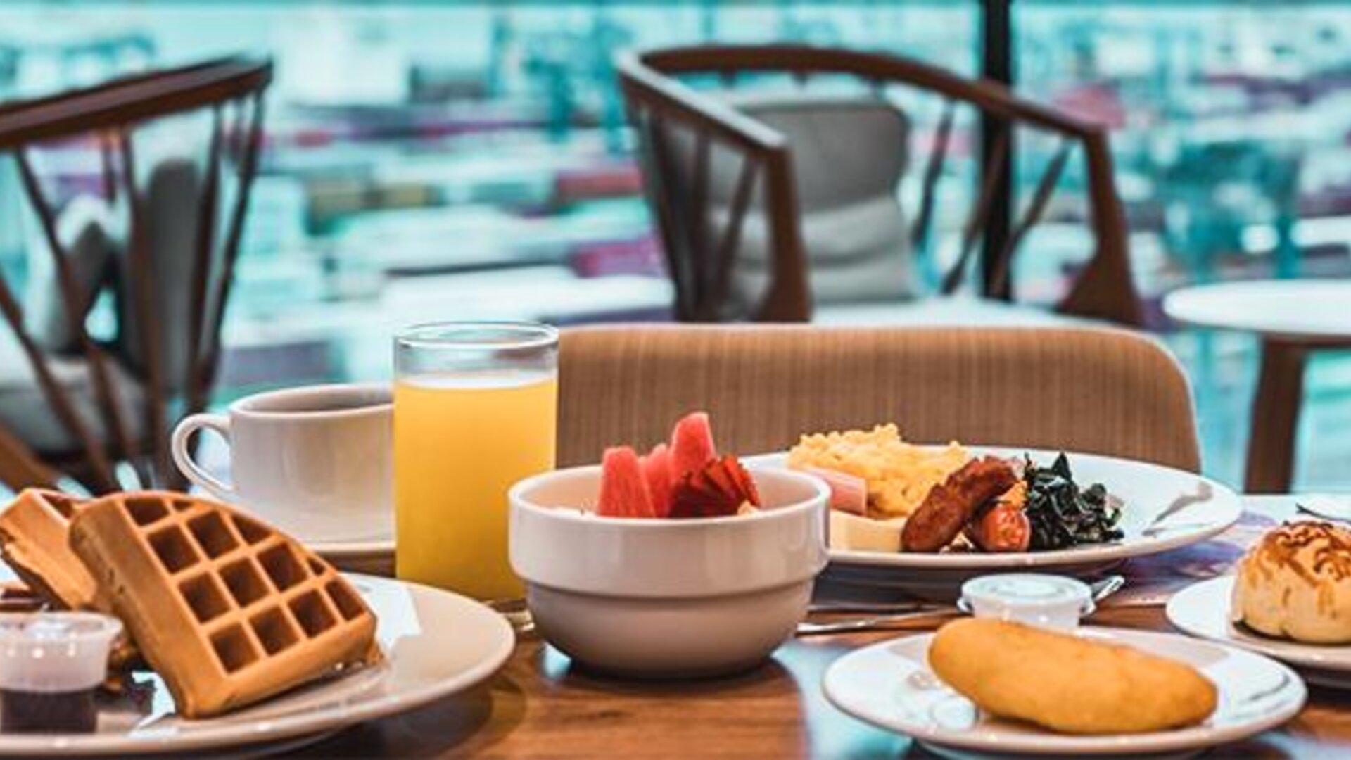 Breakfast spread featuring waffles, fresh fruit, pastries, juice, and hot breakfast selections at Holiday Inn Express Cartagena Manga.