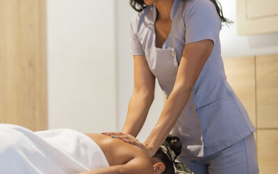 Relaxing massage treatment performed by a spa therapist in a tranquil treatment room at Holiday Inn Express Cartagena Manga.