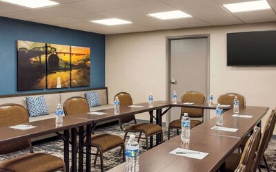 Meeting room available at Hampton Inn Chicago O`Hare.