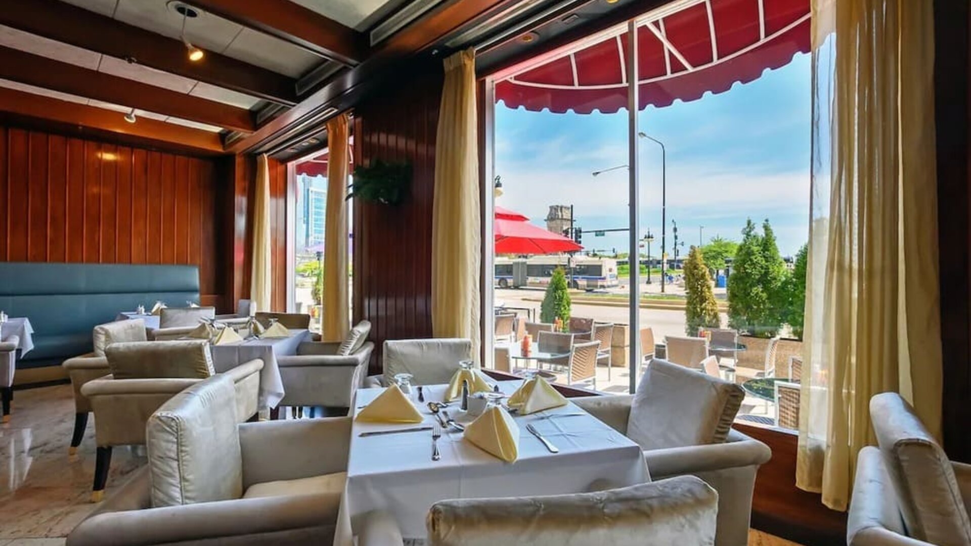 Dining area perfect for coworking at Congress Plaza Hotel.