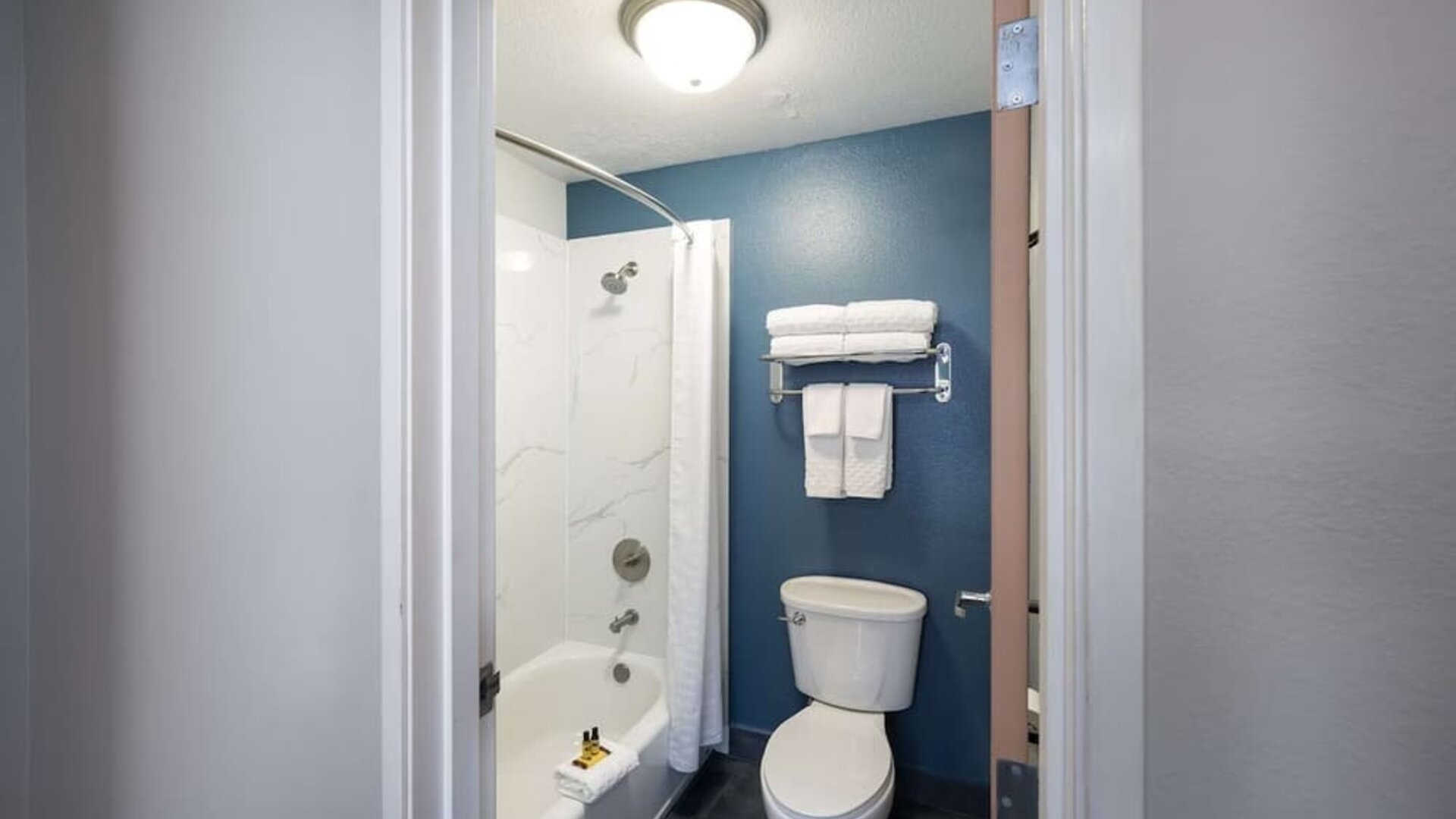 Bathroom with bathtub, shower, toilet, and vanity at Best Western Plus Mountain View Auburn Inn.