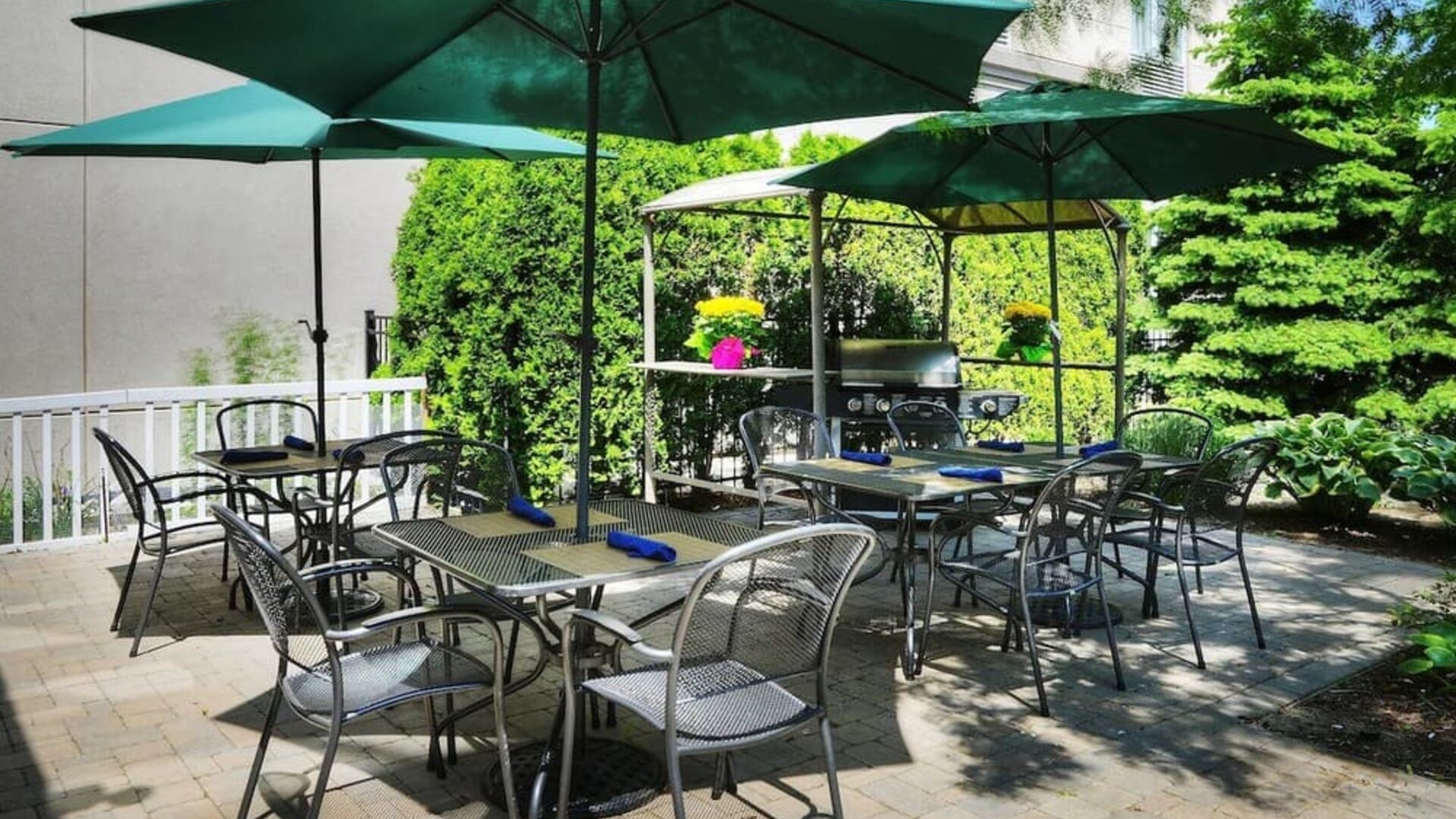 Hotel patio and BBQ area at Hilton Garden Inn Toronto/Burlington.