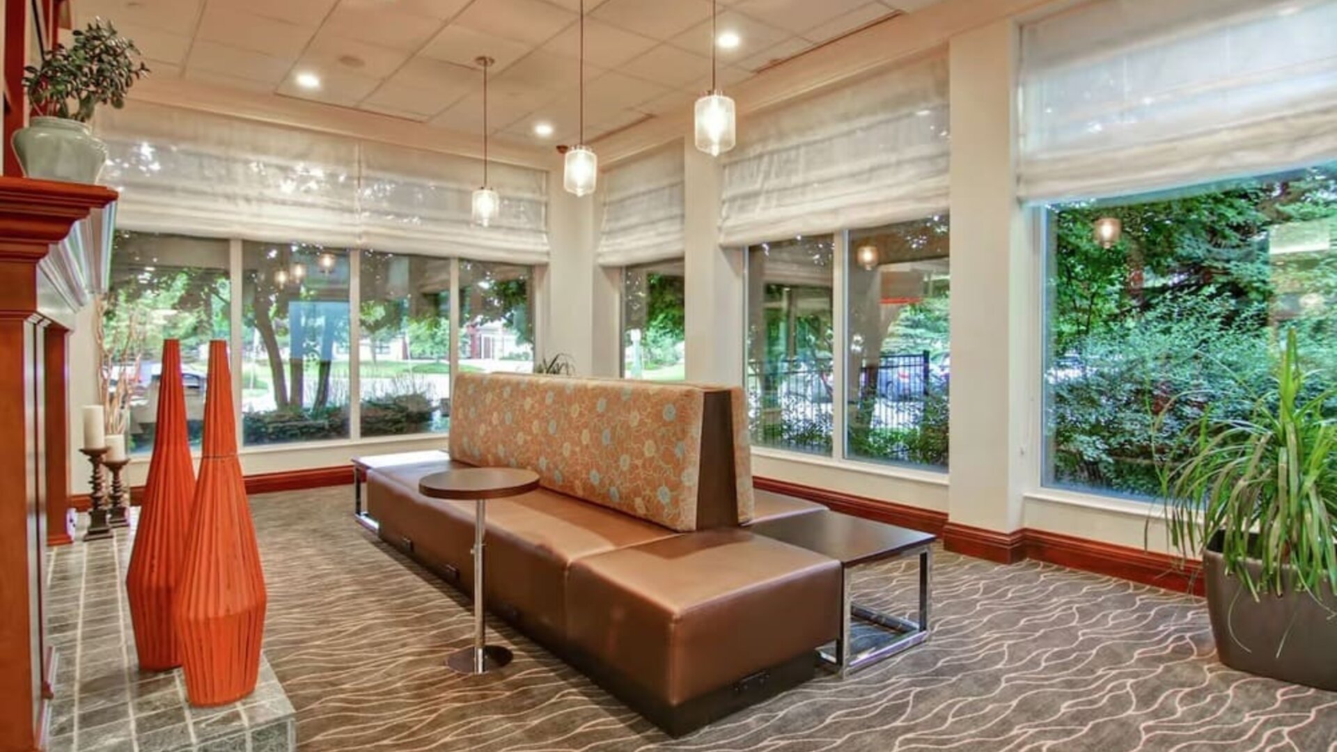 Lounge area at Hilton Garden Inn Toronto/Burlington.