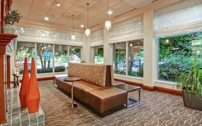 Lounge area at Hilton Garden Inn Toronto/Burlington.