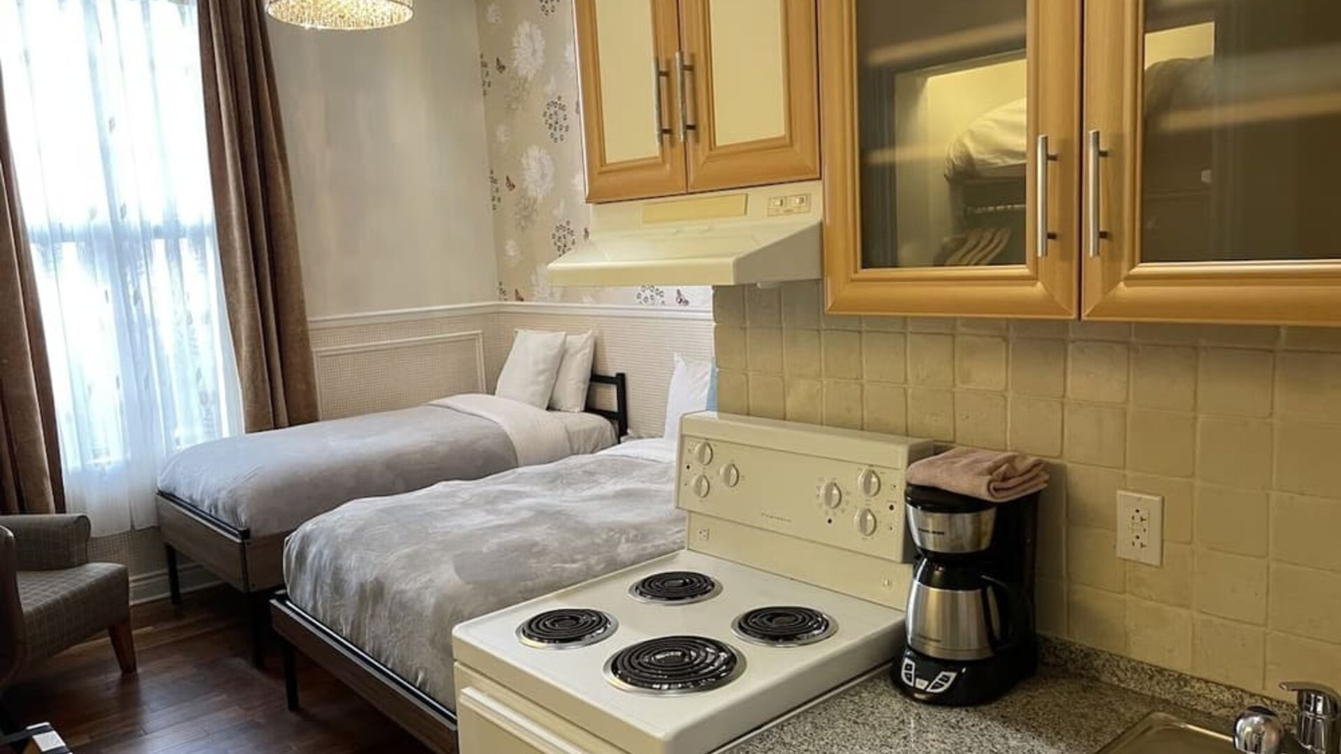Twin room with in-room kitchen at Parc Suites Hotel.