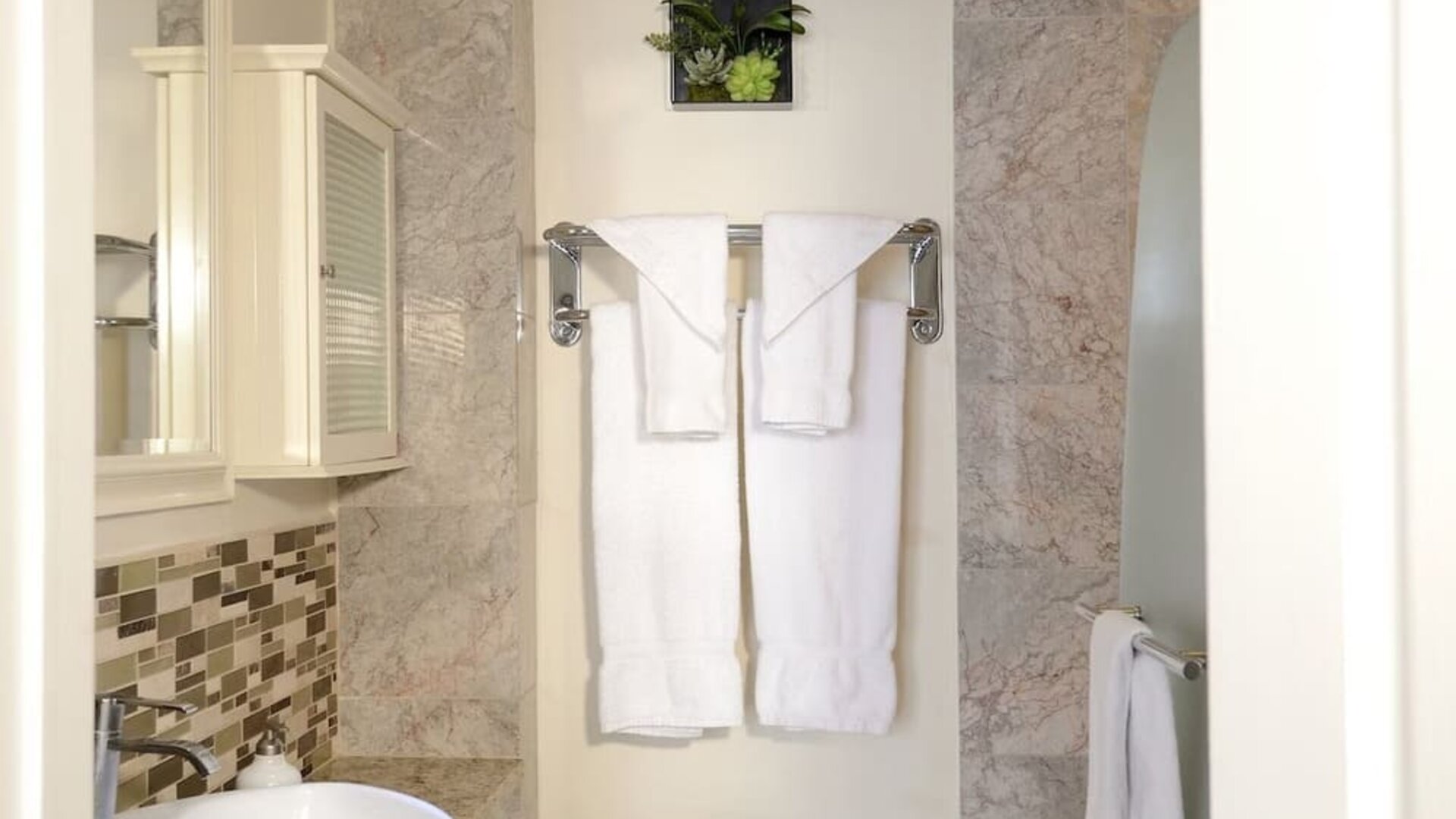 Private guest bathroom with shower at Parc Suites Hotel.