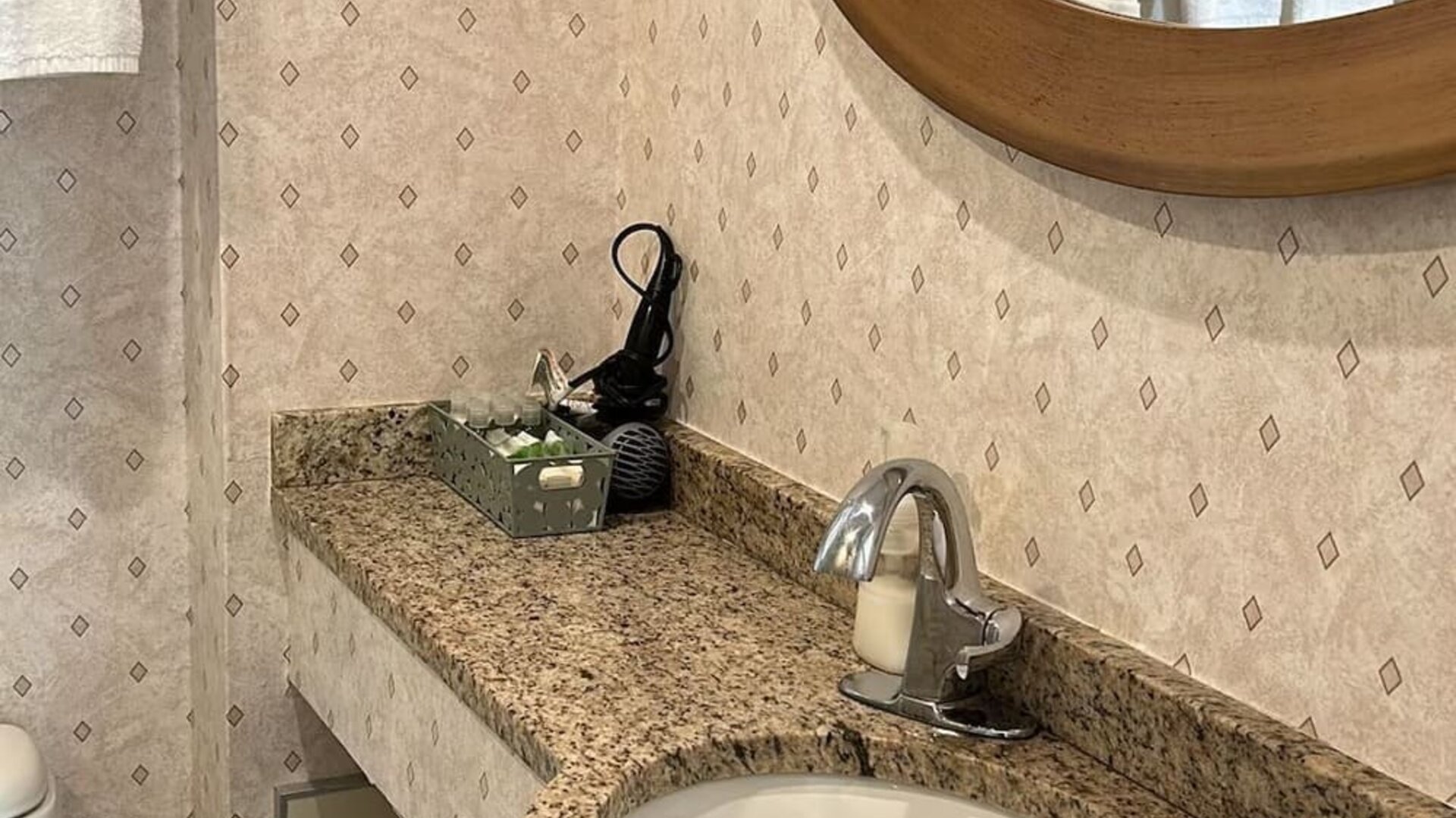 Private guest bathroom at Parc Suites Hotel.