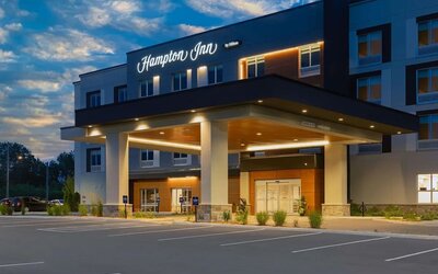 Hotel exterior and parking area at Hampton Inn By Hilton Port Hope.