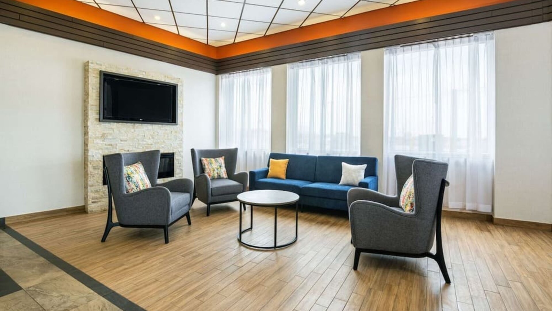 Hotel lobby with lounge area at Comfort Inn & Suites Barrie.
