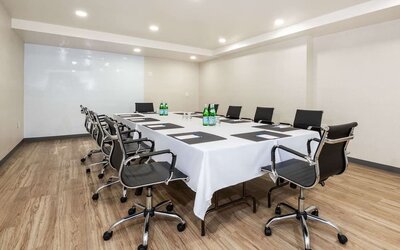 Profesional meeting room at Comfort Inn & Suites Barrie.