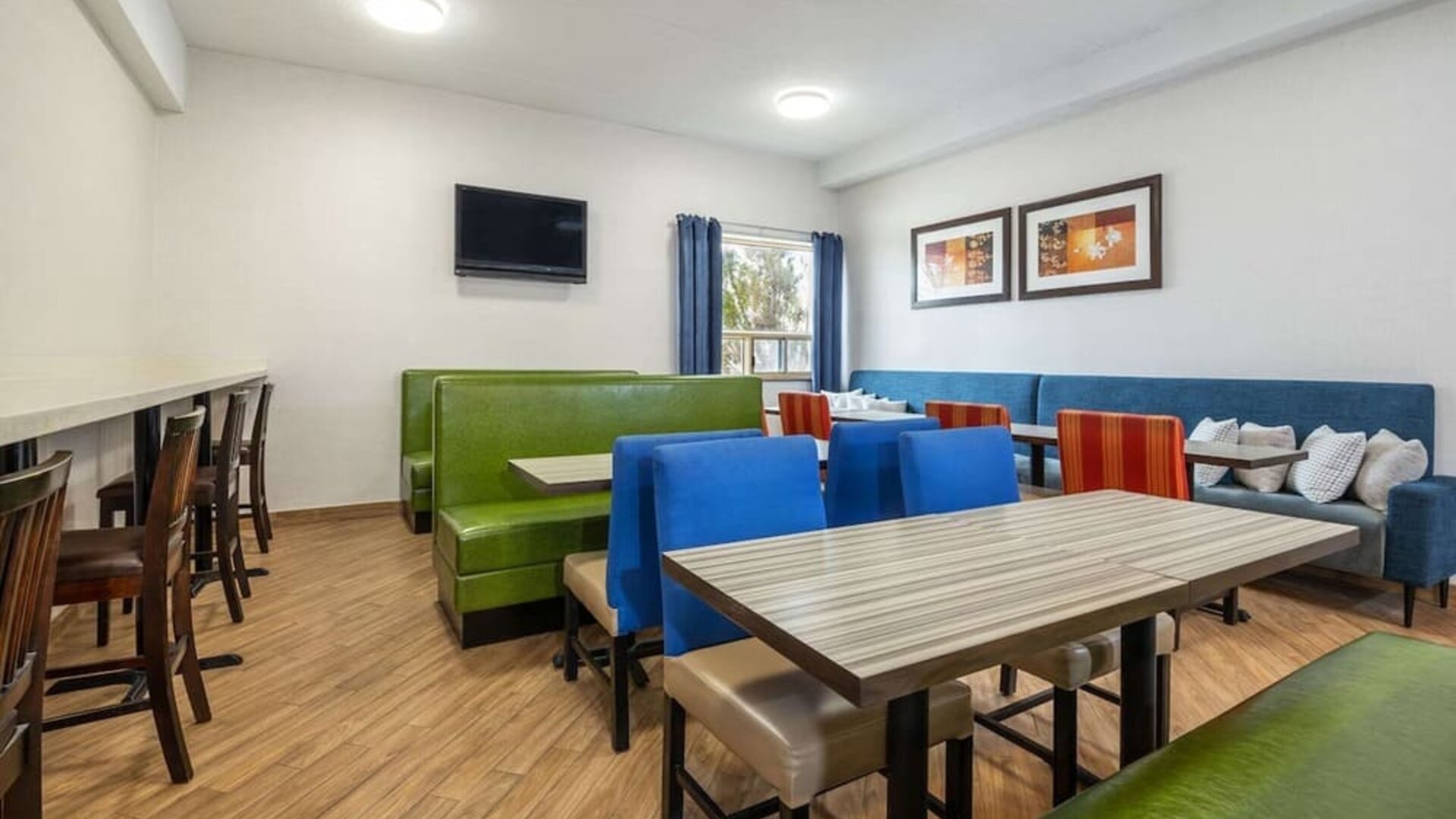 Dining area with comfortable seating perfect for co-working at Comfort Inn & Suites Barrie.
