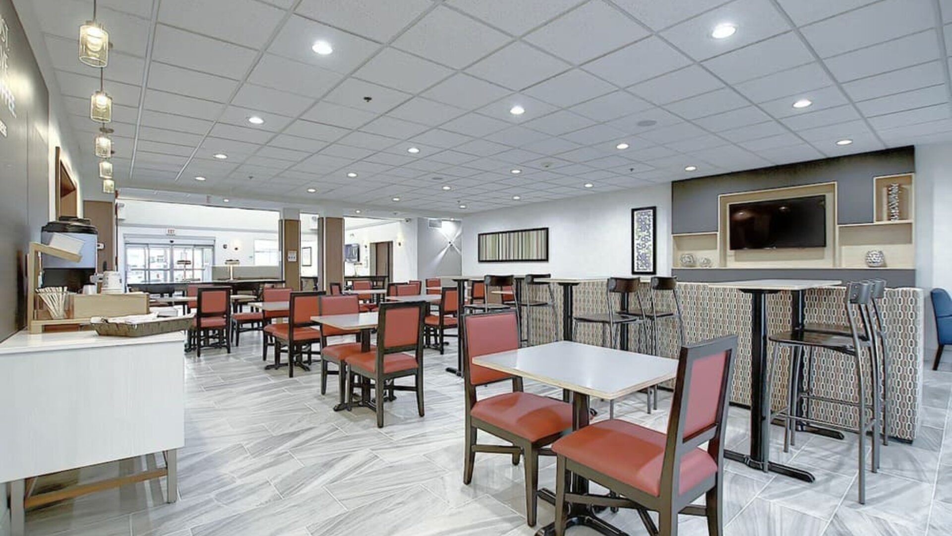 Dining area with comfortable mobiliary perfect for co-working at Holiday Inn Express & Suites Airport-Calgary.