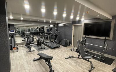 Fitness center at Wyndham DFW Airport.