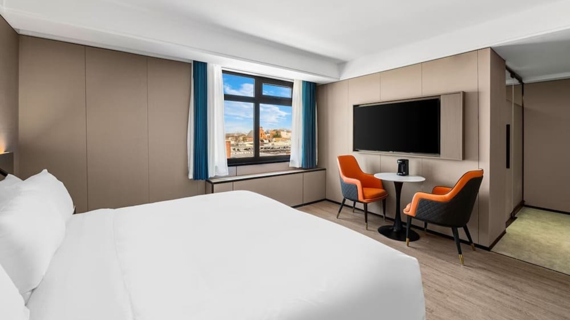 Romantic king room at Ly New York Hotel.