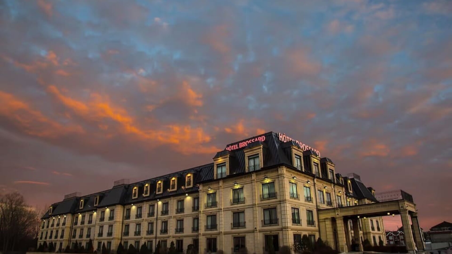 Exterior at Hotel Brossard.
