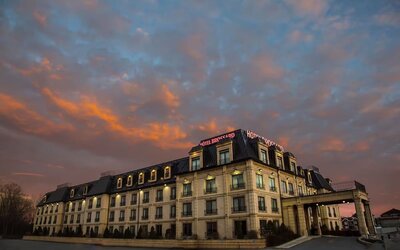 Exterior at Hotel Brossard.