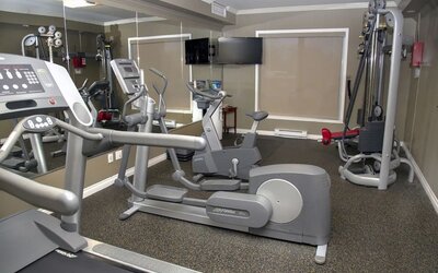Equipped fitness center at Hotel Brossard. 