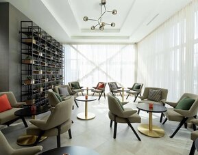 Lounge area perfect for co-working at DoubleTree By Hilton Montreal Airport.