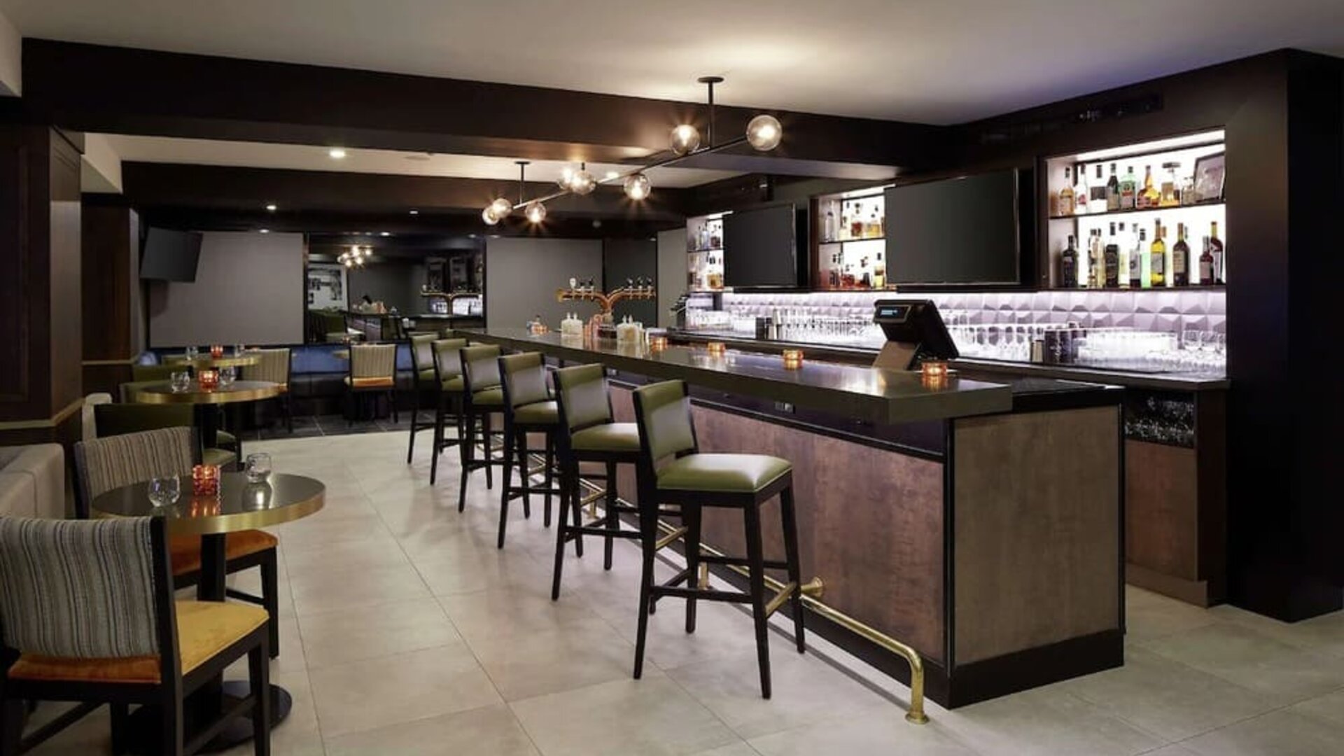 Hotel bar with lounge area perfect for co-working at DoubleTree By Hilton Montreal Airport.