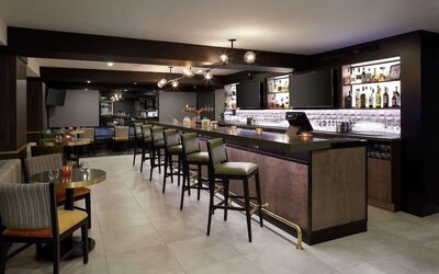 Hotel bar with lounge area perfect for co-working at DoubleTree By Hilton Montreal Airport.
