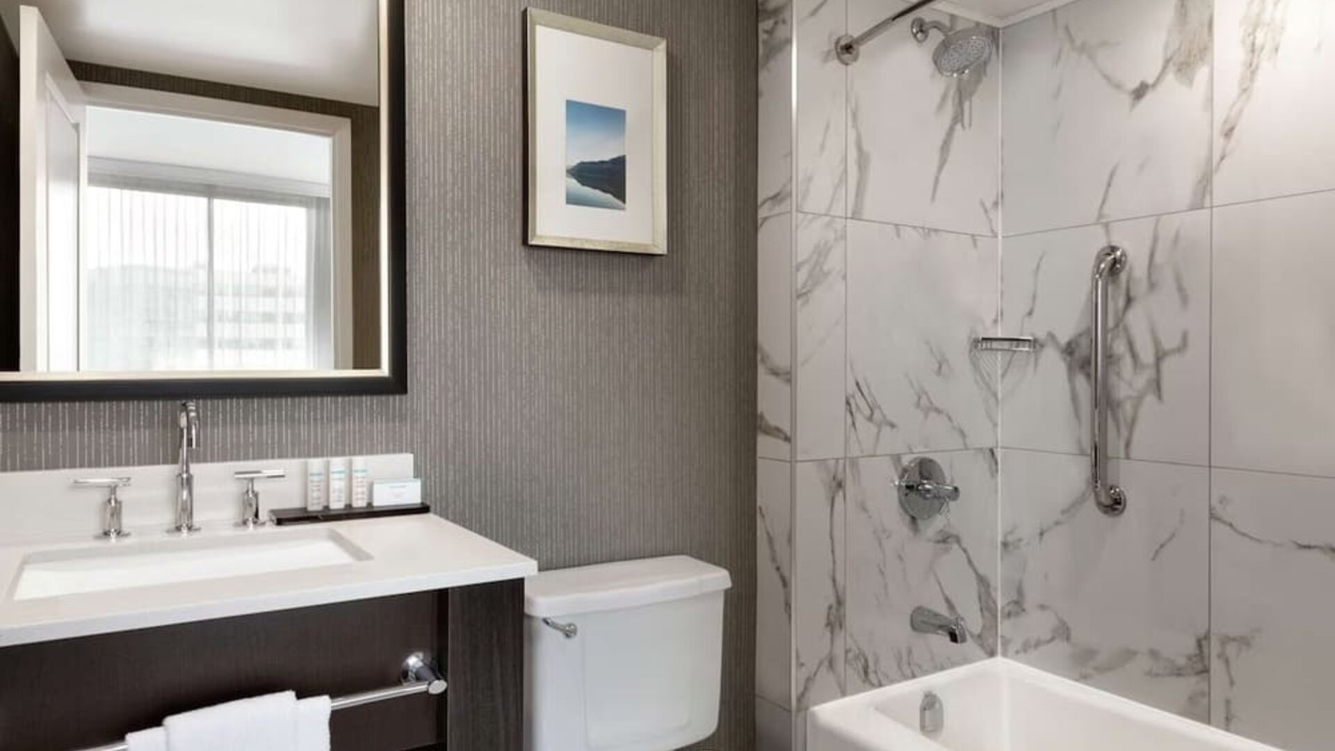 Private bathroom with tub at the Embassy Suites by Hilton Montreal Airport.