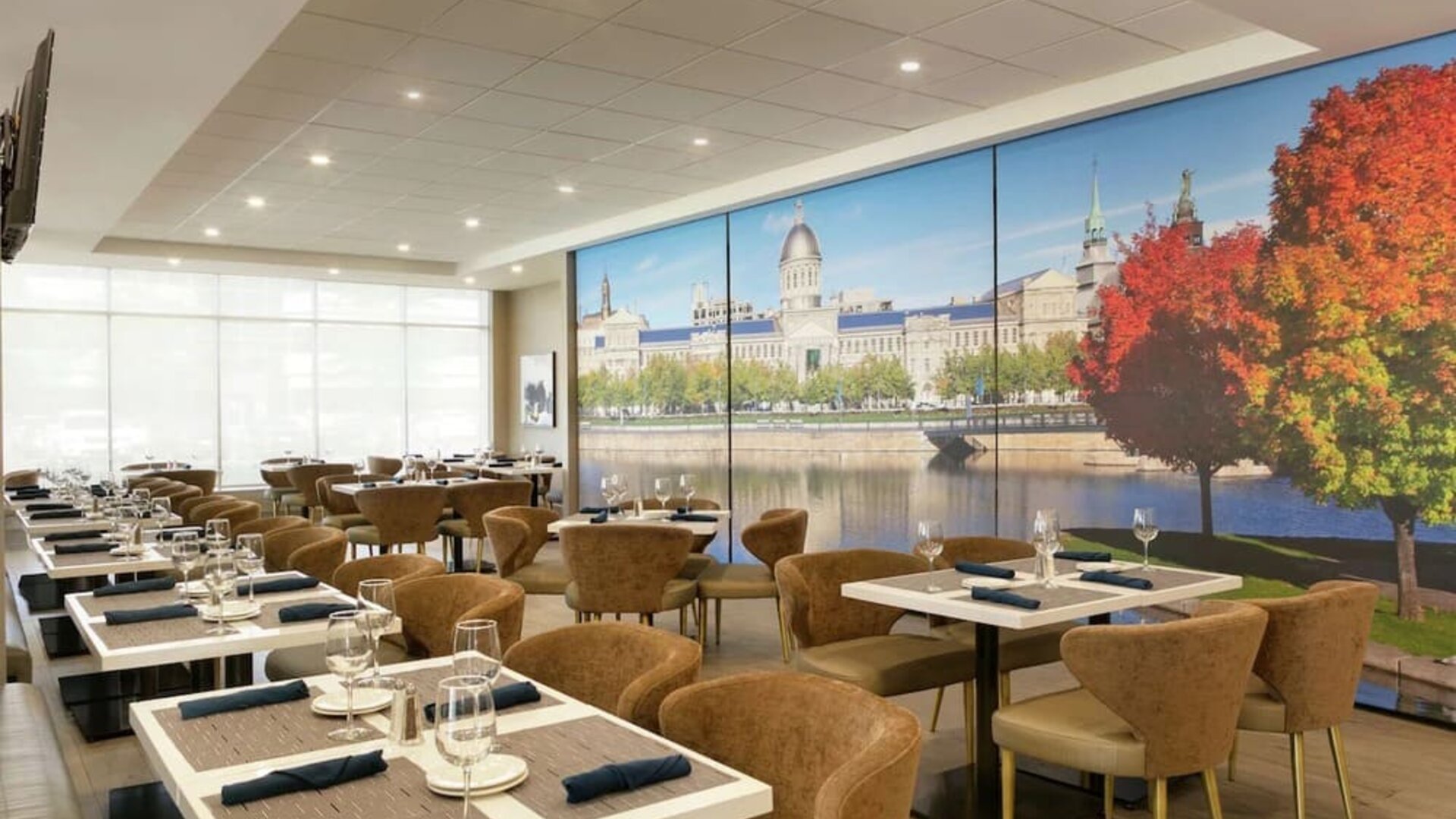 Bright and spacious dining area perfect for co-working at the Embassy Suites by Hilton Montreal Airport.