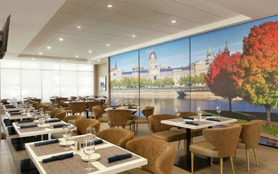 Bright and spacious dining area perfect for co-working at the Embassy Suites by Hilton Montreal Airport.