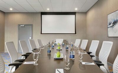 Professional meeting room at the Embassy Suites by Hilton Montreal Airport.