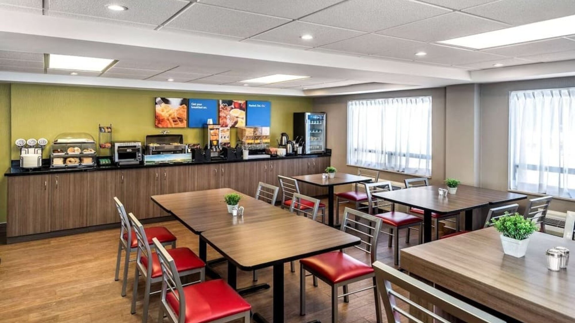 Dining area perfect for coworking at Comfort Inn Sudbury East.