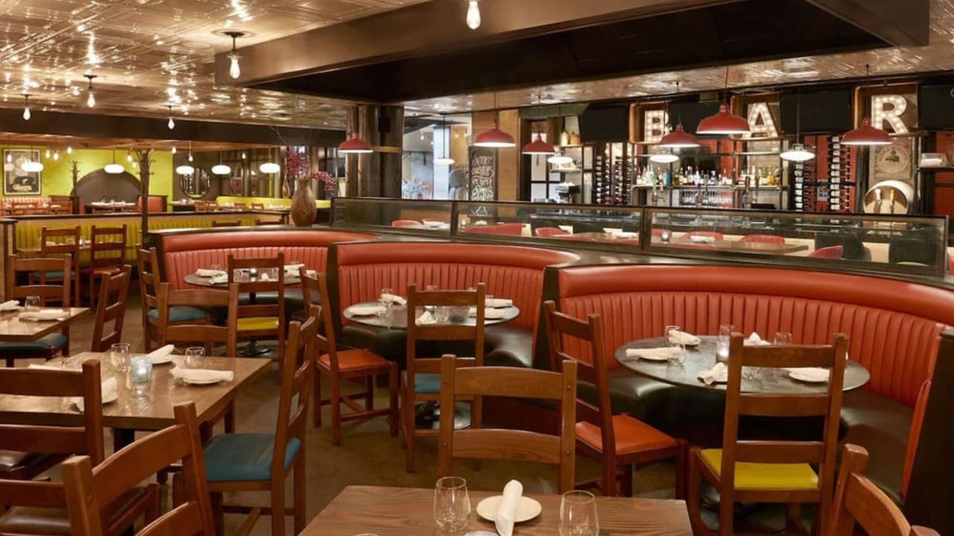 Hotel bar at Courtyard By Marriott Kitchener.