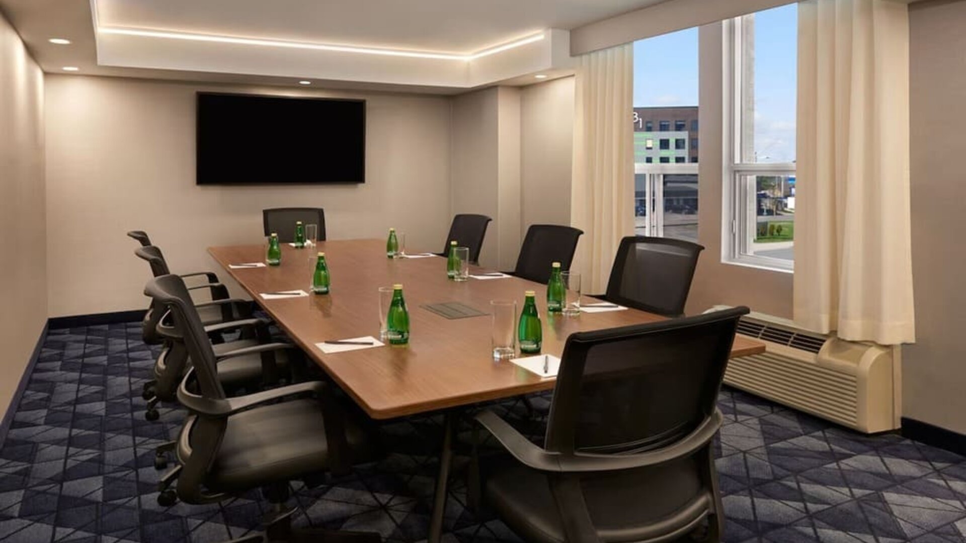 Professional meeting room at Courtyard By Marriott Kitchener.