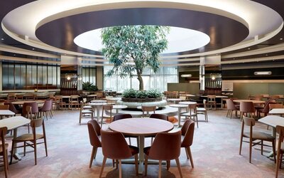 Bright and spacious dining area, perfect for co-working at DoubleTree By Hilton Montreal.